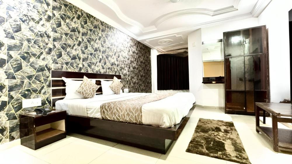 Hotel Dev Palace Ahmedabad Eksteriør bilde