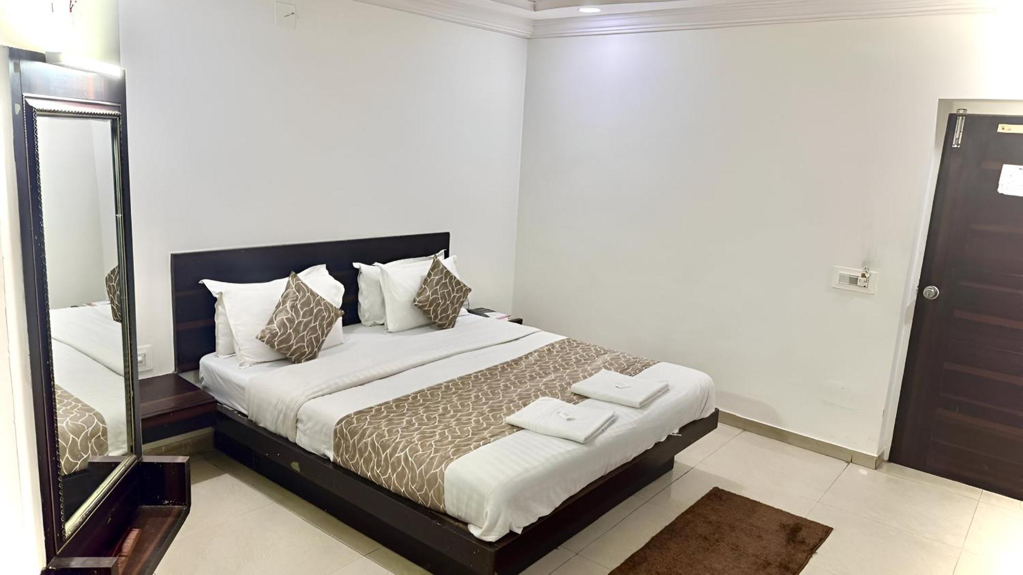 Hotel Dev Palace Ahmedabad Eksteriør bilde