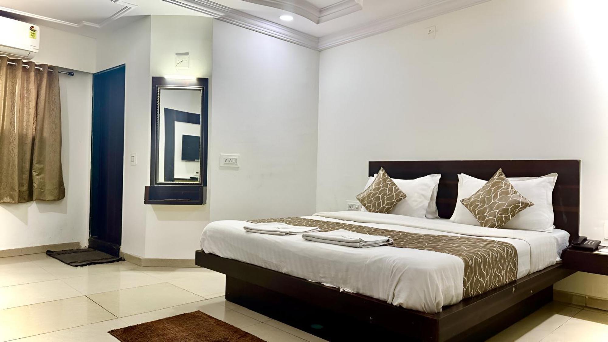 Hotel Dev Palace Ahmedabad Eksteriør bilde