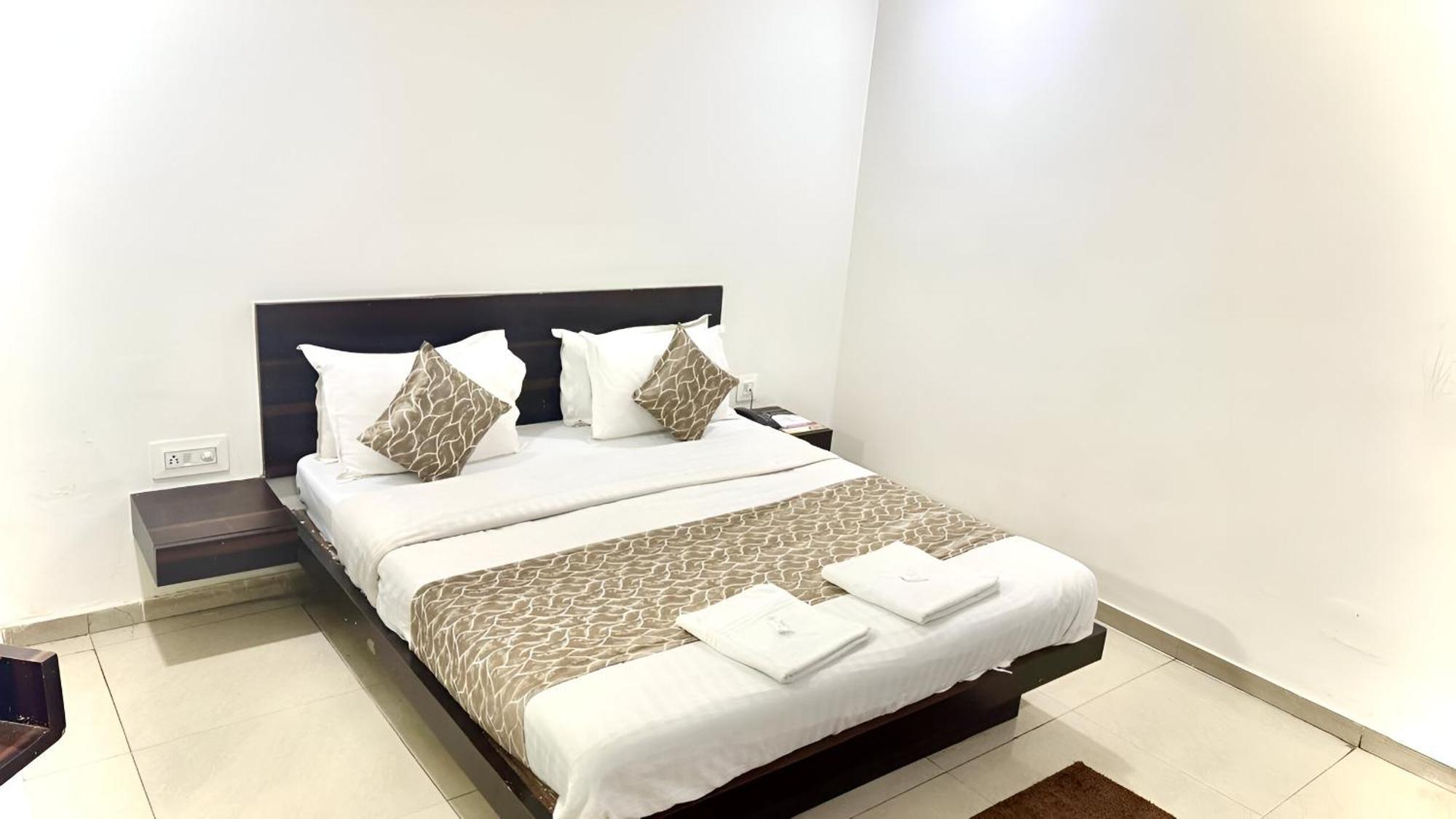 Hotel Dev Palace Ahmedabad Eksteriør bilde
