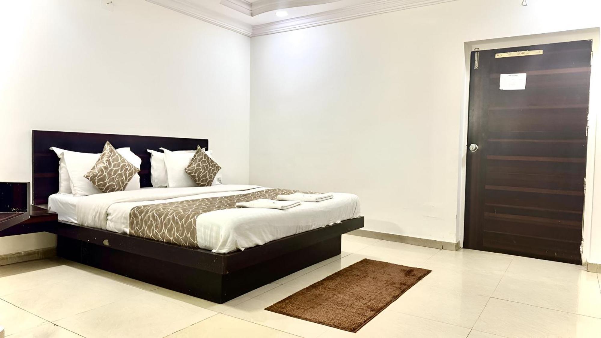 Hotel Dev Palace Ahmedabad Eksteriør bilde